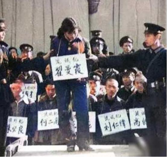 1983年，年仅25岁的“女流氓”翟曼霞跪在刑场等待被枪决，行刑前她突然对着天空