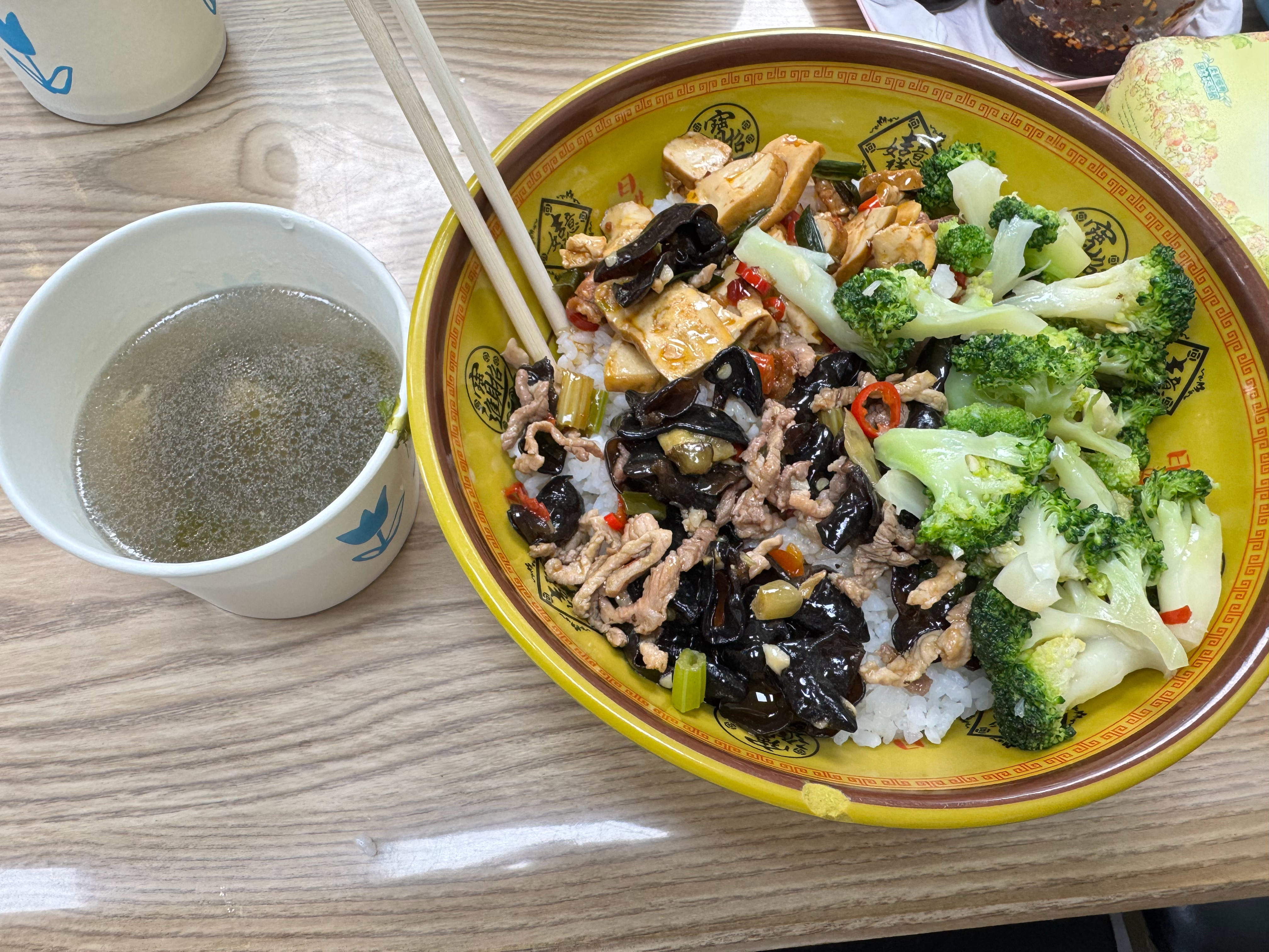 同事没有骗我，他说下次去这家饭店吃饭，提他的名字可以，免费送一碗汤，他没有骗我 
