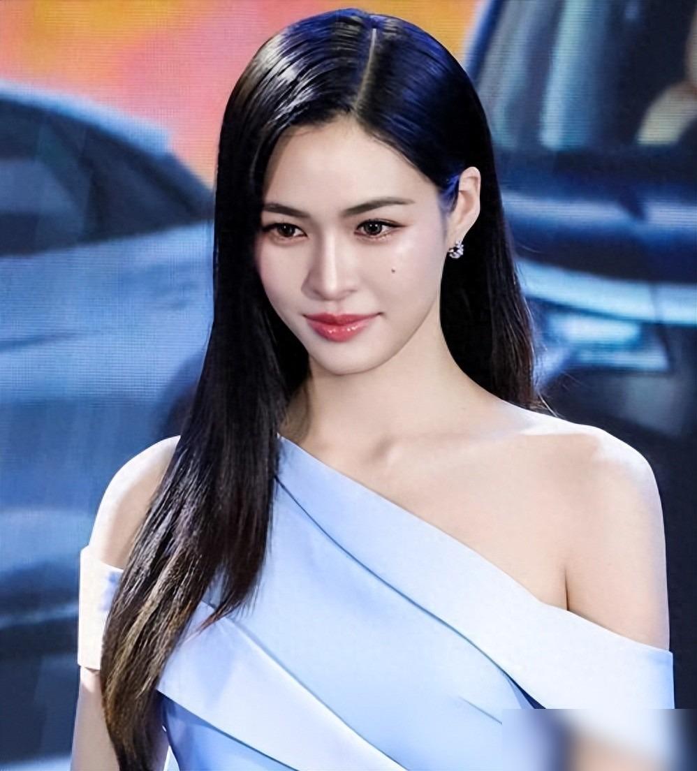 2200万票选全球最美，邝玲玲夺冠后却被扒出四大翻车
2200万张选票，极大程度