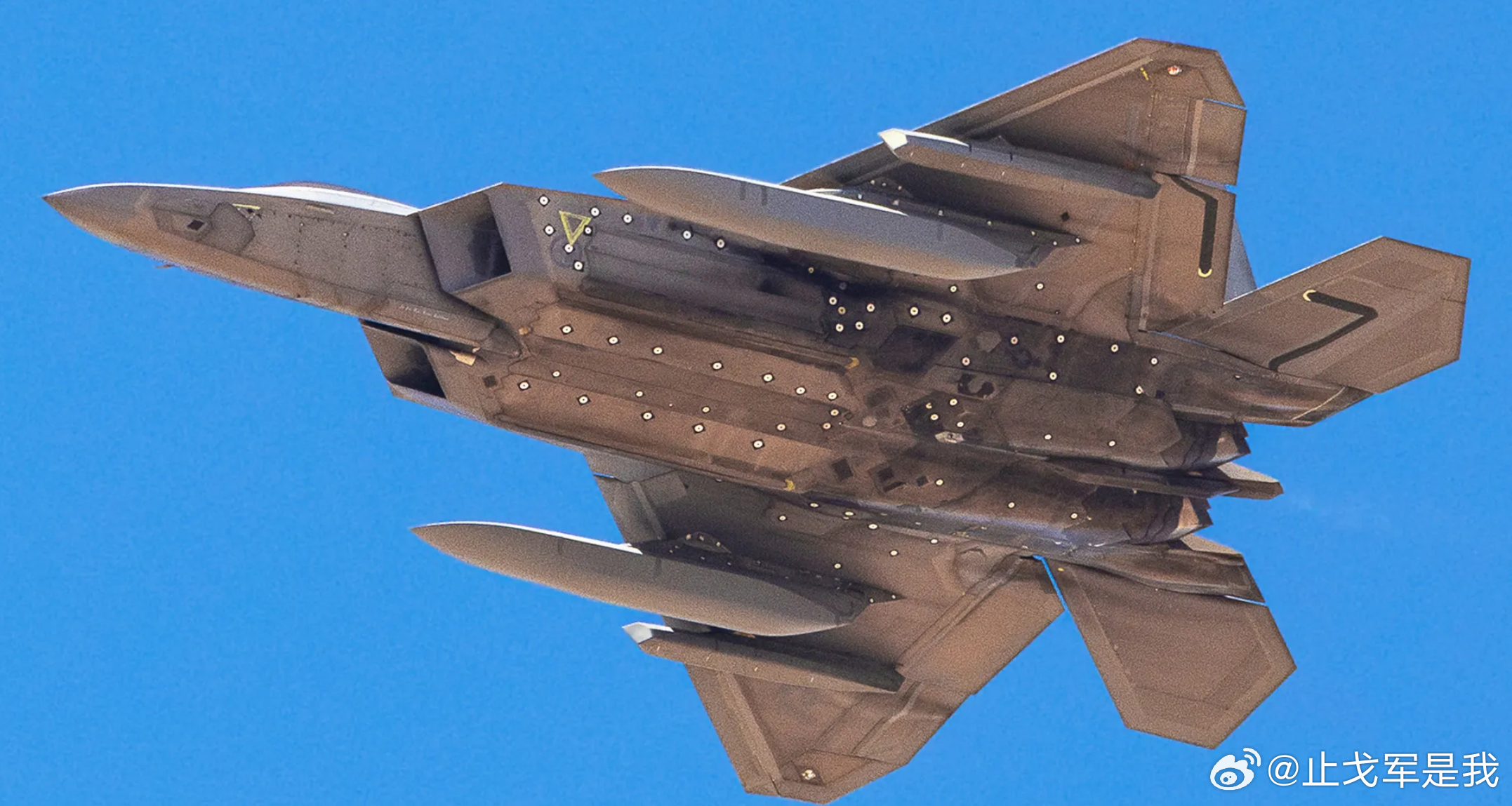 F-22战机虽然停产，但并未停止迭代，2.0型被目击正在进行飞行测试近来，加挂了