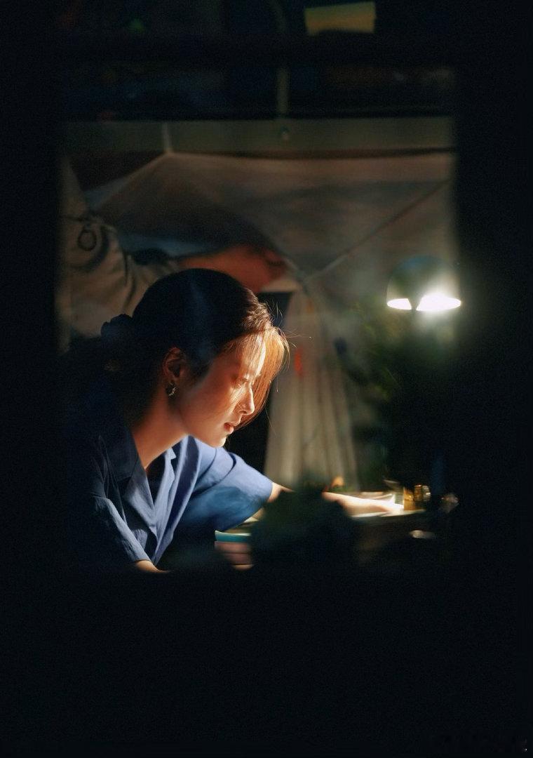 徐若晗一直演现偶好不好徐若晗请多拍现偶无数观众期盼徐若晗多接现偶剧本，她独有的松