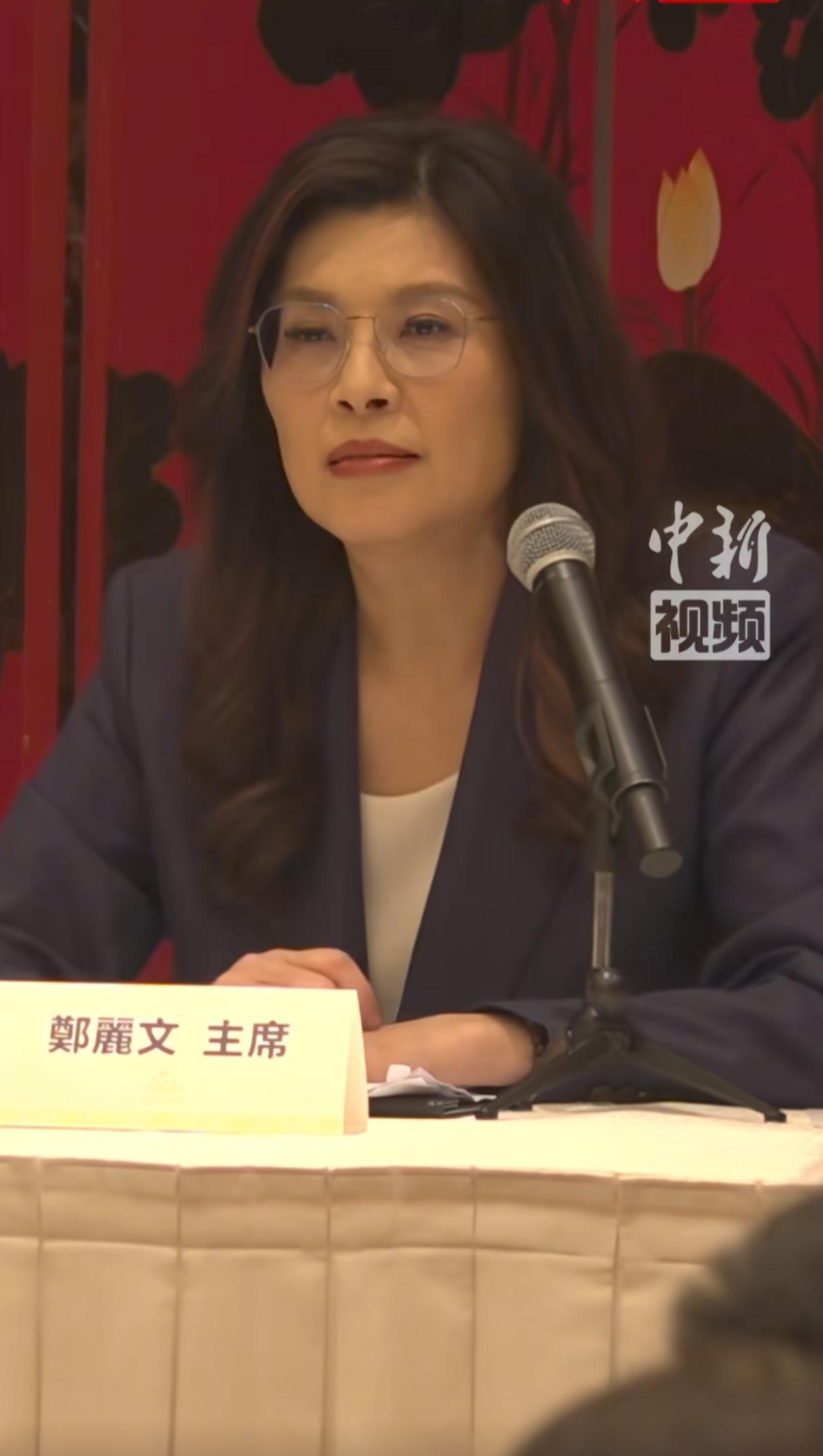 为什么郑丽文的名牌上用的是繁体字？