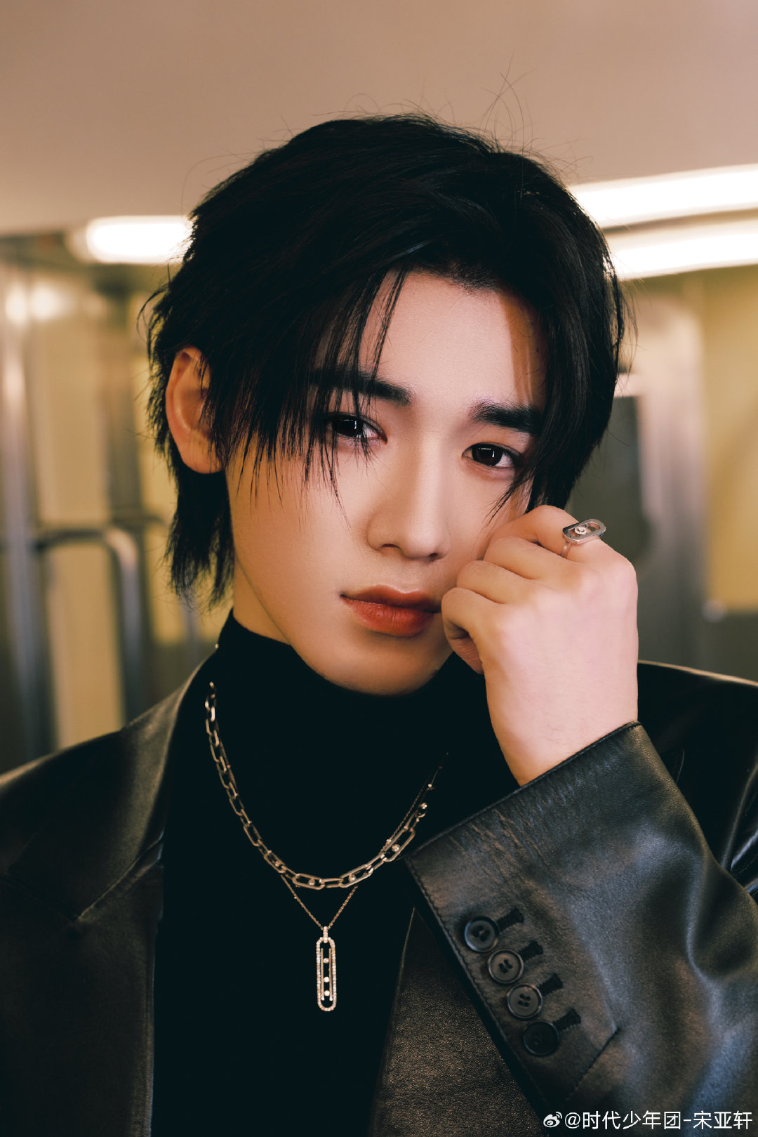 宋亚轩  宋亚轩夯爆的十八宫格每一张照片都夯爆了！尤其是深海中的人鱼王子！！！宋