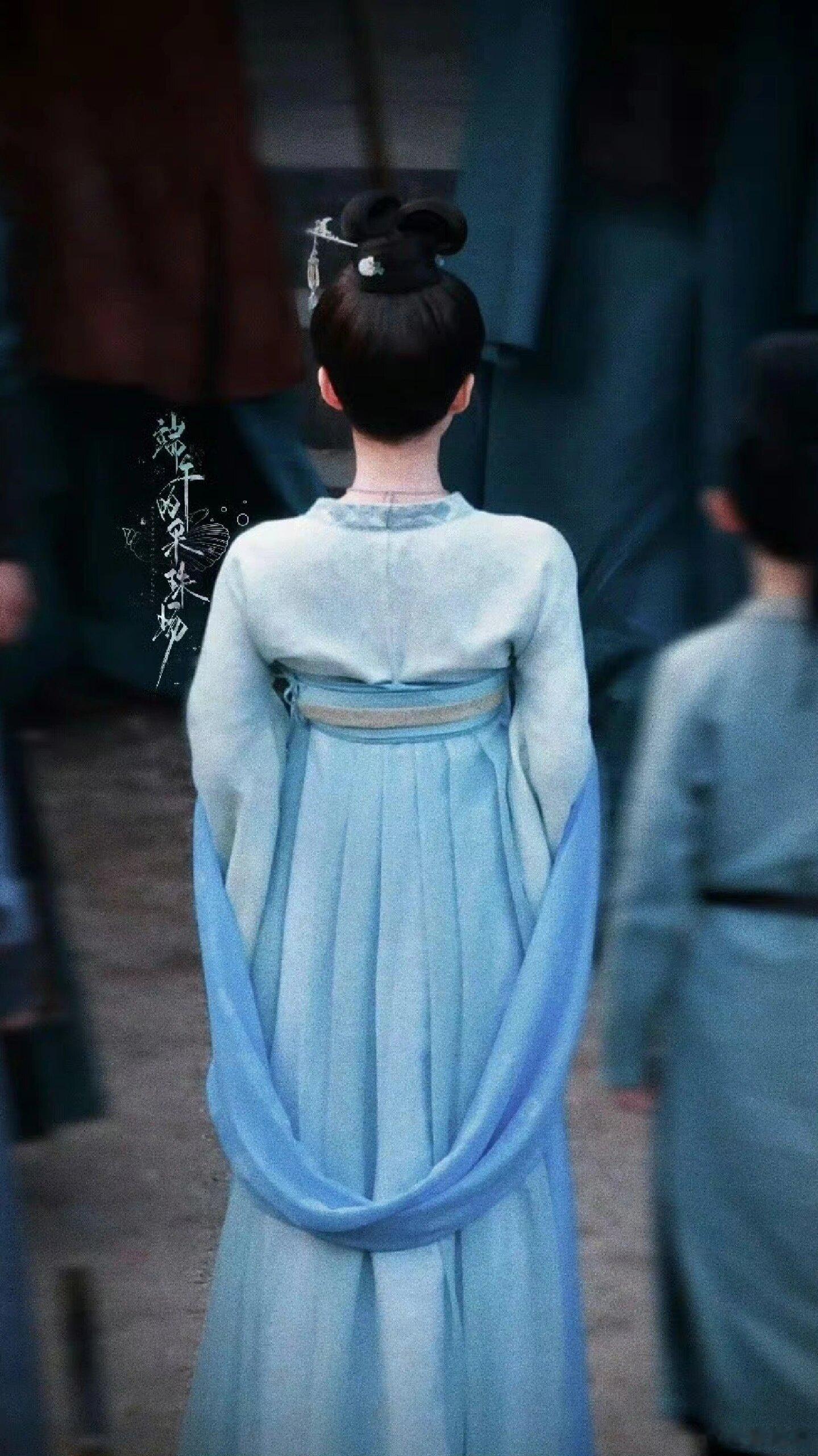 #赵露思新剧回眸路透#赵露思《珠帘玉幕》新路透来了，身穿青衣射箭，都快瘦成纸片人
