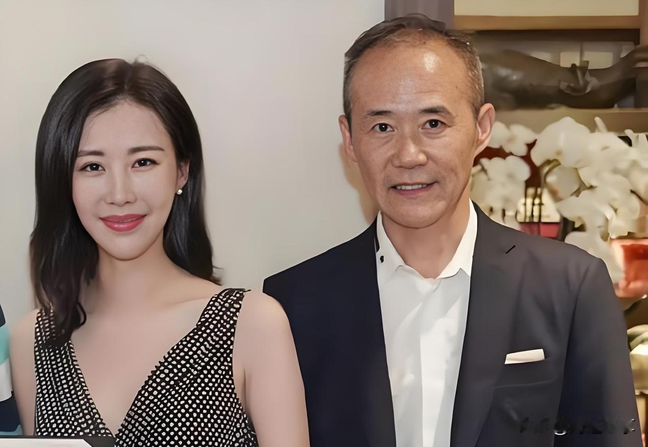 然而，田朴珺的成功也伴随着诸多争议。一方面，她与王石的婚姻备受关注，巨大的年龄差