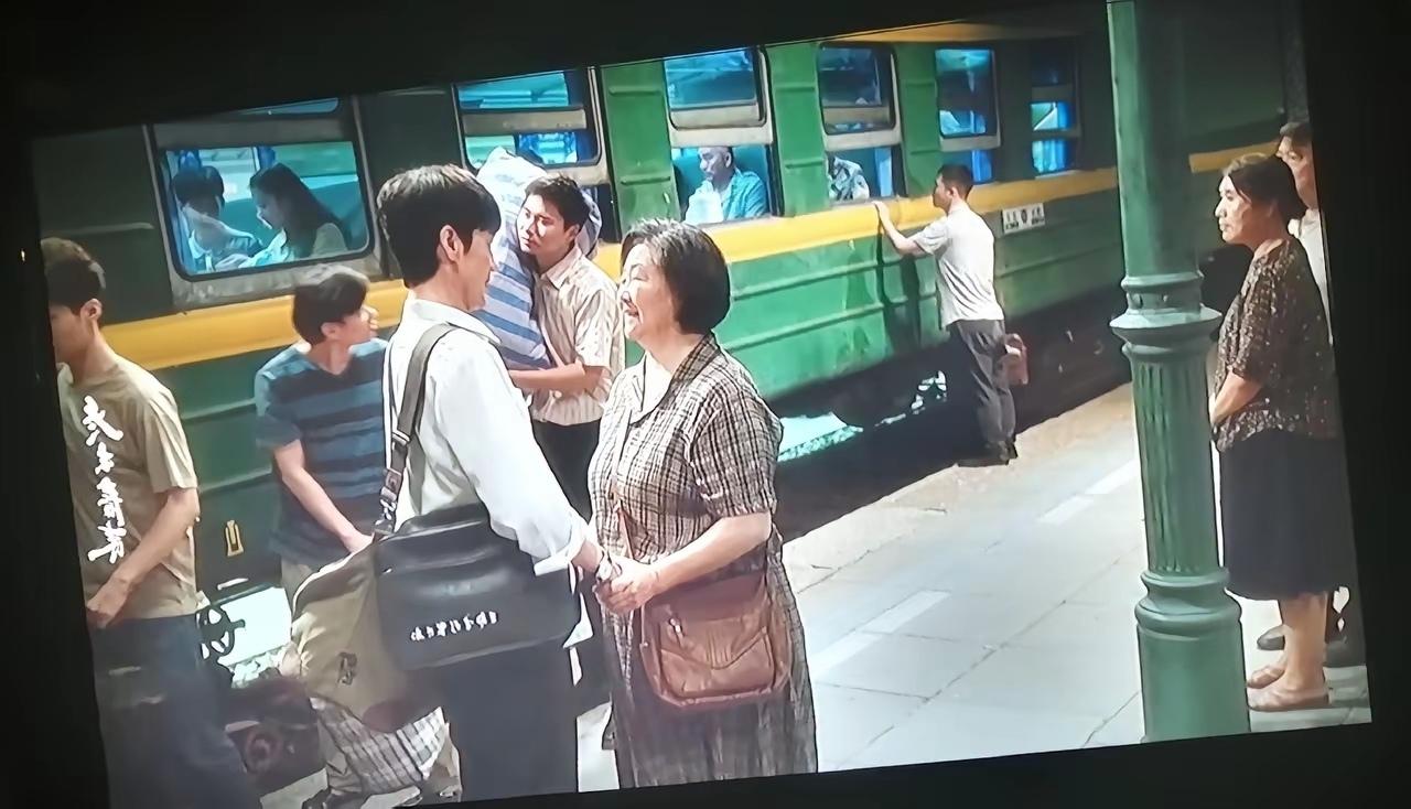 昨晚《冬去春来》在央8黄金档开播，一开始就被吸引住了。烟火气十足，带入感太强了！