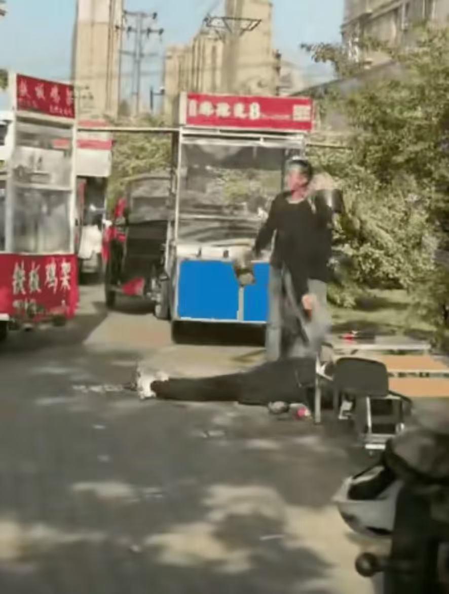 一个女人在大庭广众之下，居然毫无羞耻的脱下自己的贴身内裤，套在另外一个男人的头上