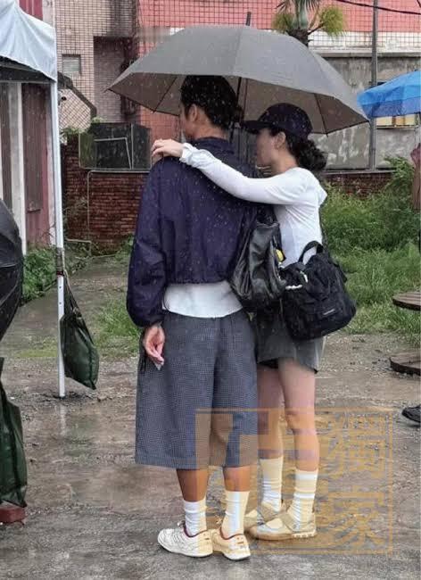 Ian被拍到带魏如萱儿子外出（图1）！据新闻报道俩个人一大一小有说有笑，路易似乎