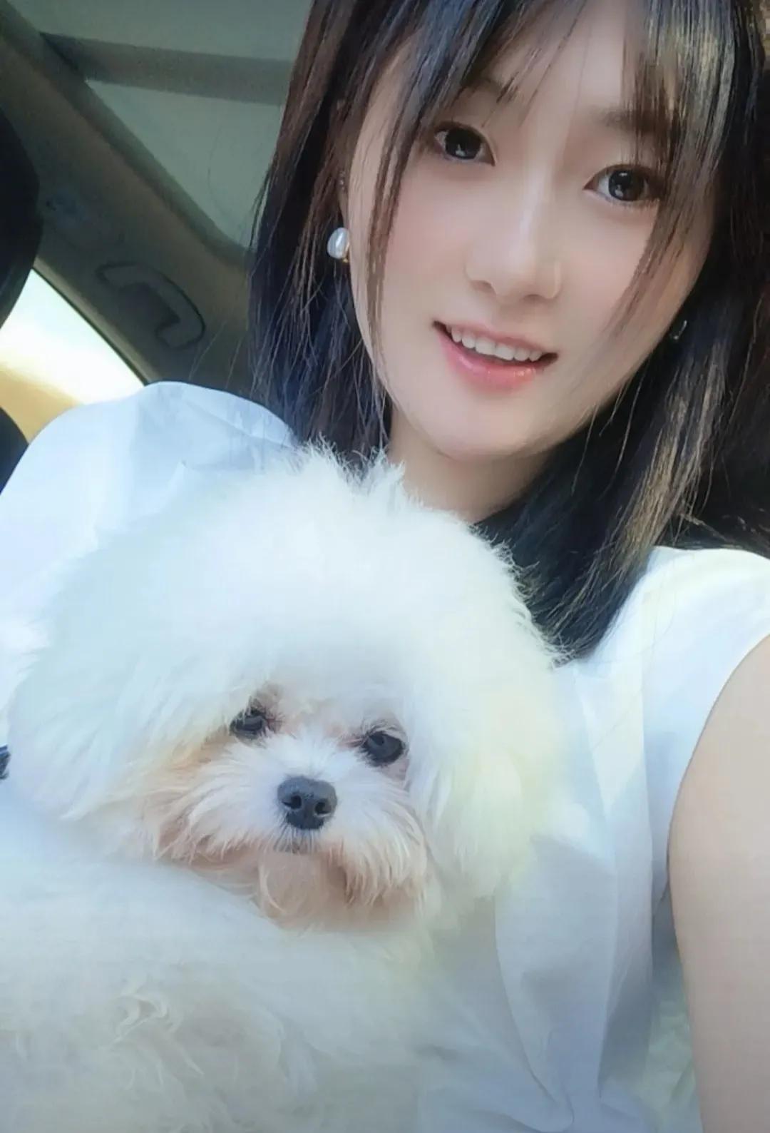 在漫长的人生旅途中，我孤独地寻找着那片能让我停泊的温暖港湾。直到有一天，我遇到了