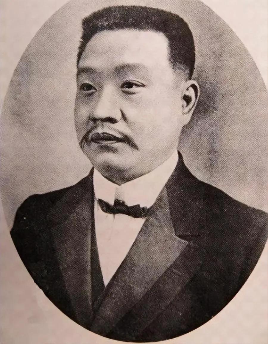 1917年的一个寒冬，军阀谭廷闿的母亲李氏病逝了。她本是个出身卑微的丫鬟，后来嫁