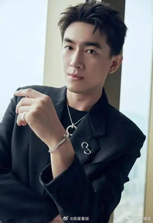 林更新无畏同框 现场状态都很放松，没有生硬营业感，闲聊互动的小细节反而更有看点。