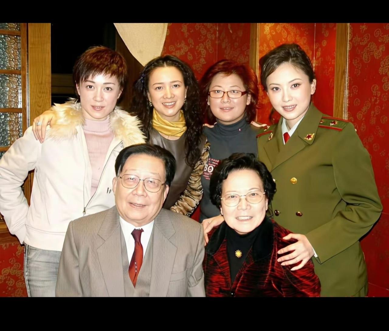四个美女之中，还是陶慧敏让人眼前一亮，素雅美爆了！