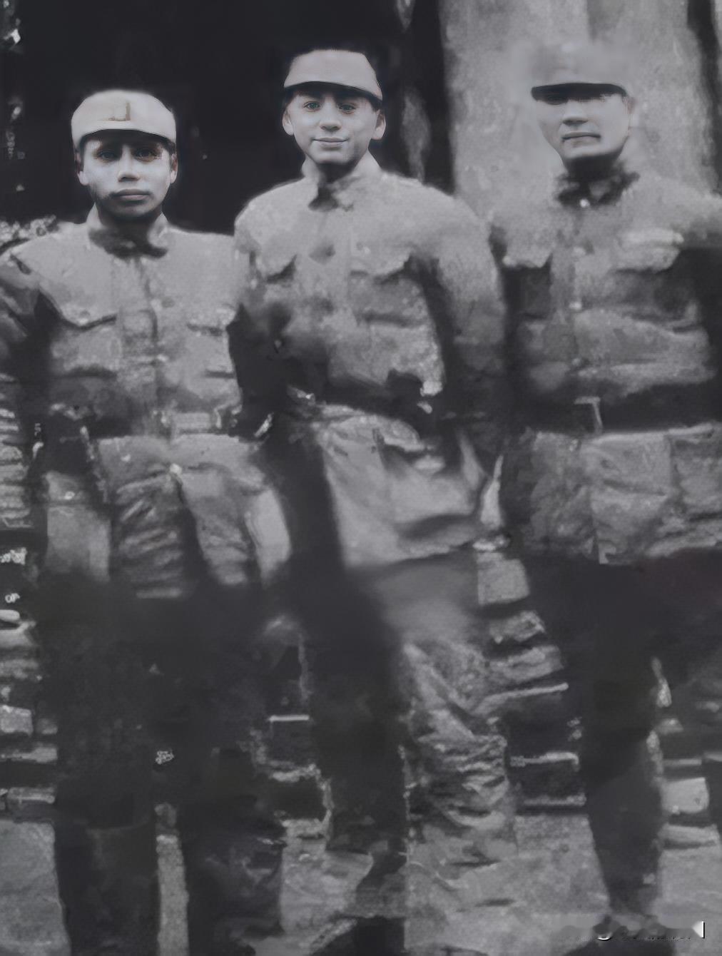 1943年常德保卫战之前，第57师师长余程万（左），副师长陈嘘云（中），以及17