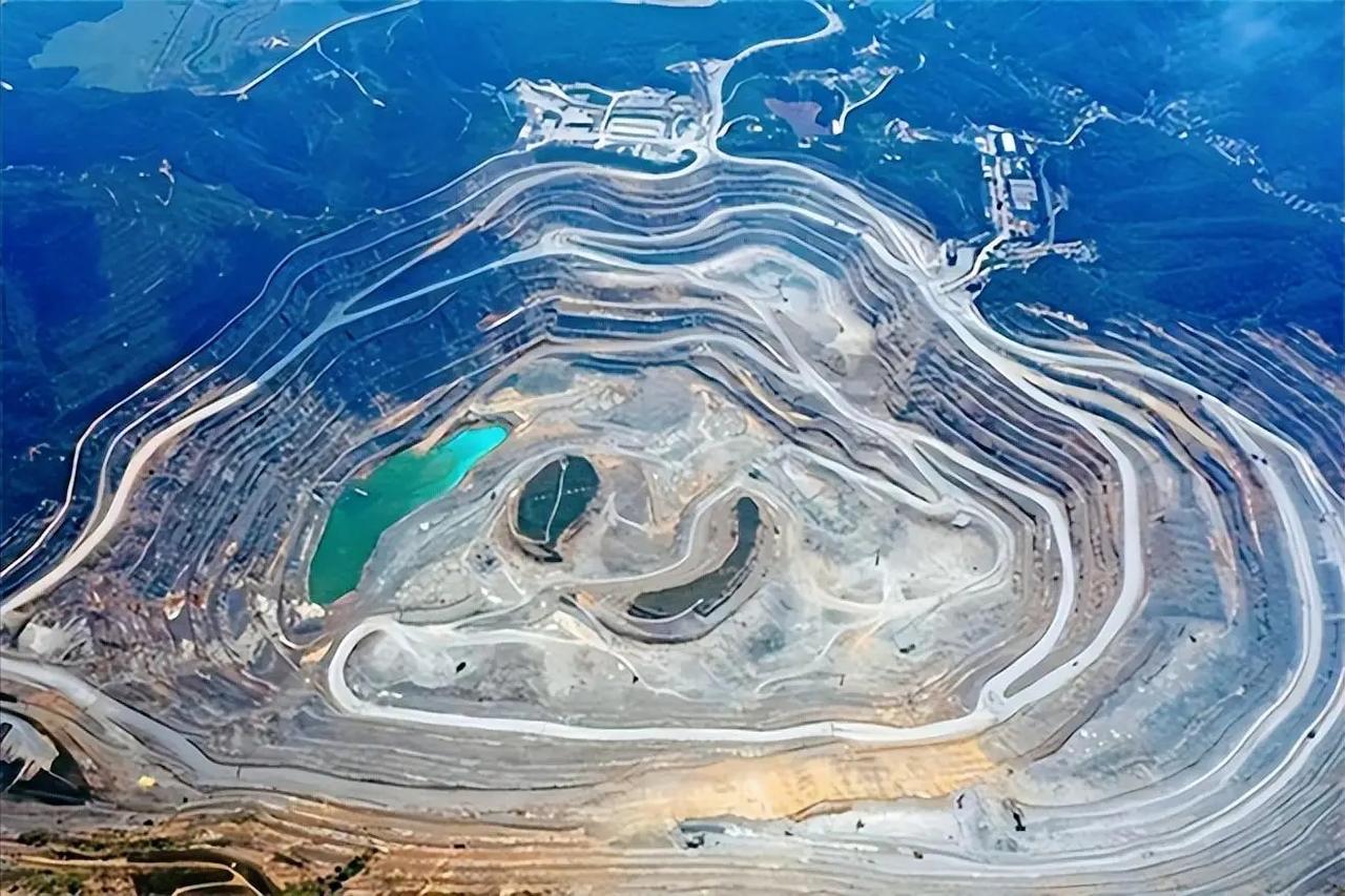 终于搞清楚中国军工为何能迅猛崛起了，并不是技术突然逆天，也不是烧钱砸出奇迹，而是