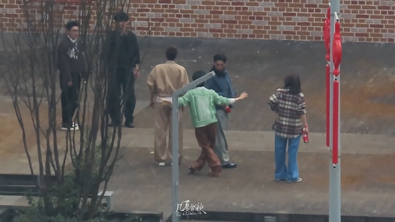 不管了 先对着阿如那跳蒙古舞吧阿如那：贺峻霖你咋了!贺峻霖对着阿如那跳蒙古舞