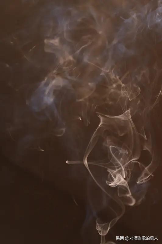 烟不吃不会死，饭不吃会死人。
现在的经济形势，能有饭吃就不错了，还抽烟，掂量掂量