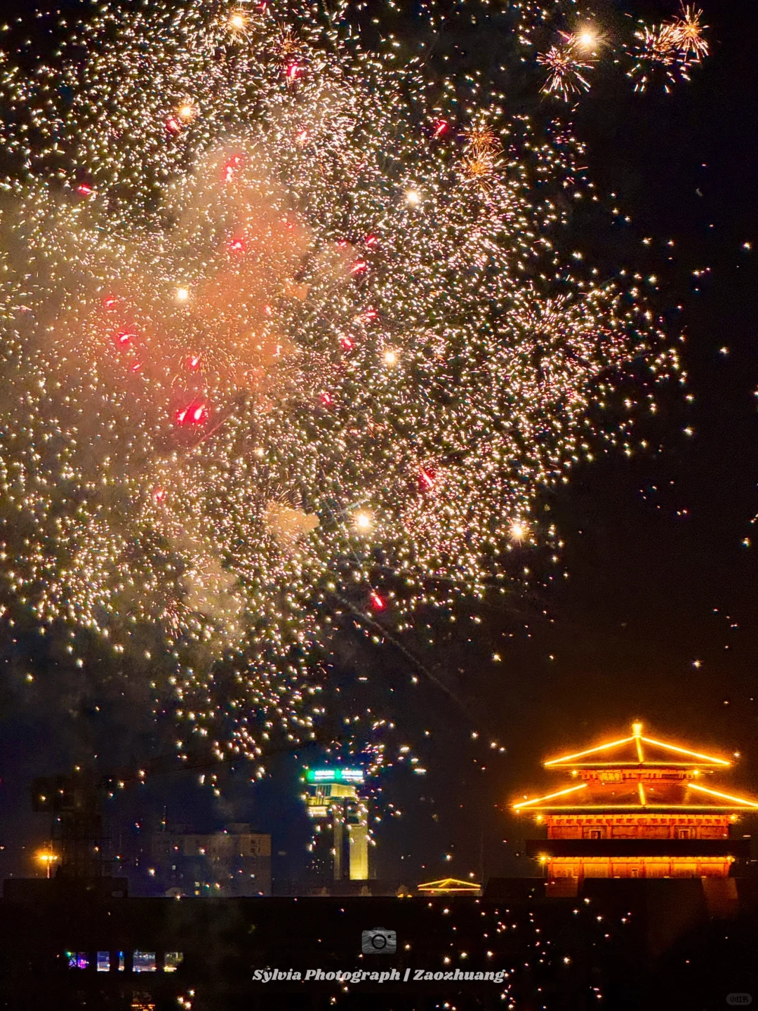 是虚了焦的东湖烟花，送给所有来枣庄的你🎇