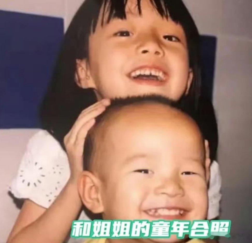 李庚希还有个姐姐 这个姐姐长得好甜美，青涩的脸庞，纯粹的笑容，看起来就是一个小美