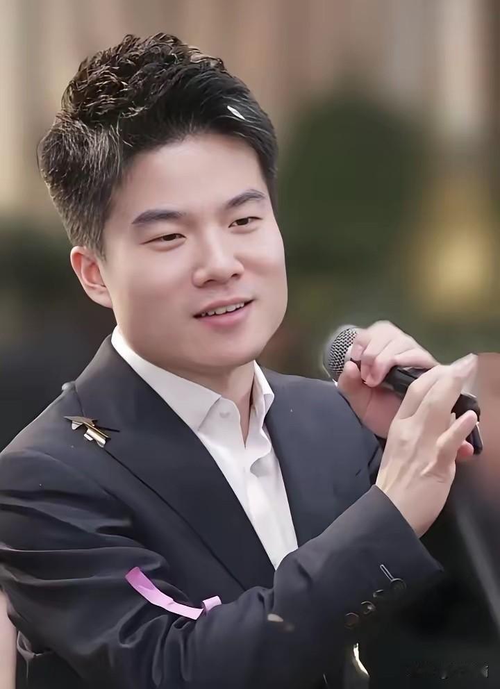 董宇辉难得敞开心扉聊感情现状，
戳破不少人对他单身的刻板猜想，
比起外界纠结身高