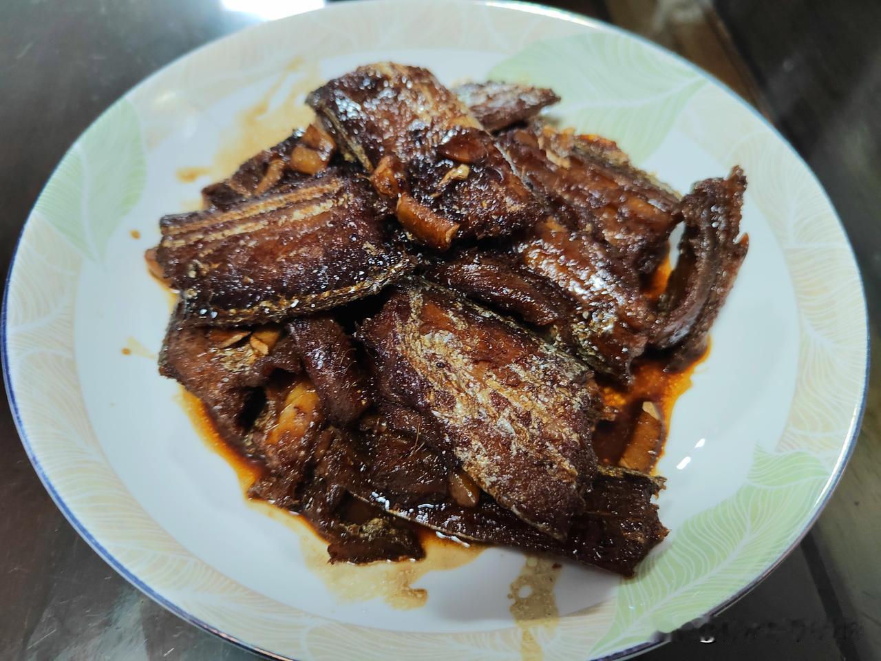 分享今天的晚餐

今天三个人的晚餐：红烧带鱼、黄瓜炒肚丝、清炒西瓜皮、韭菜鸡蛋汤