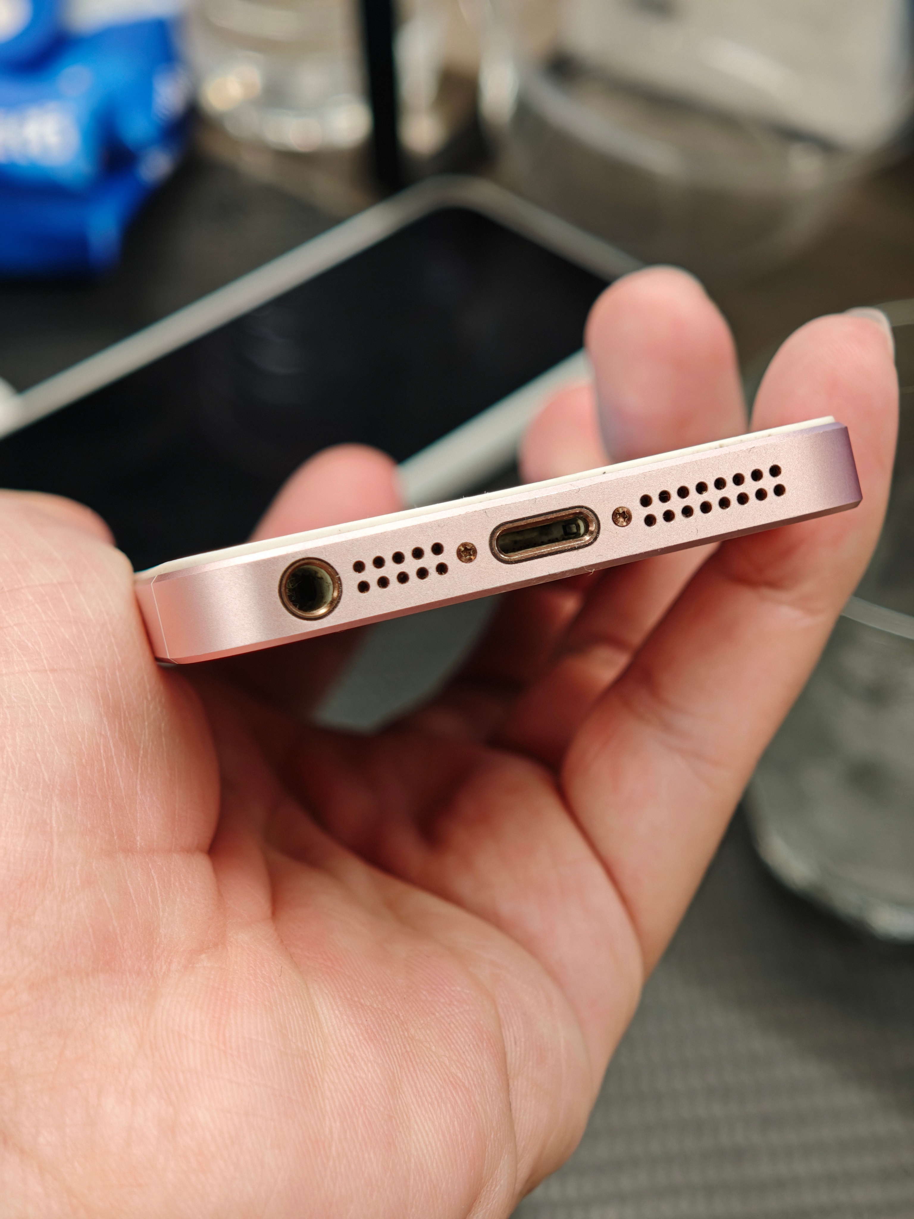 有线耳机穿搭火了 有线耳机穿搭这都能火？但是问题来了，现在有几个手机还有3.5m