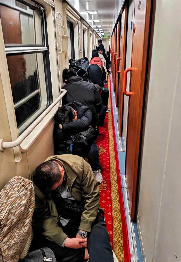 今年春运是真的挤，
超出了我的预期！
买了软卧想舒舒服服回家，结果刚安顿好，
