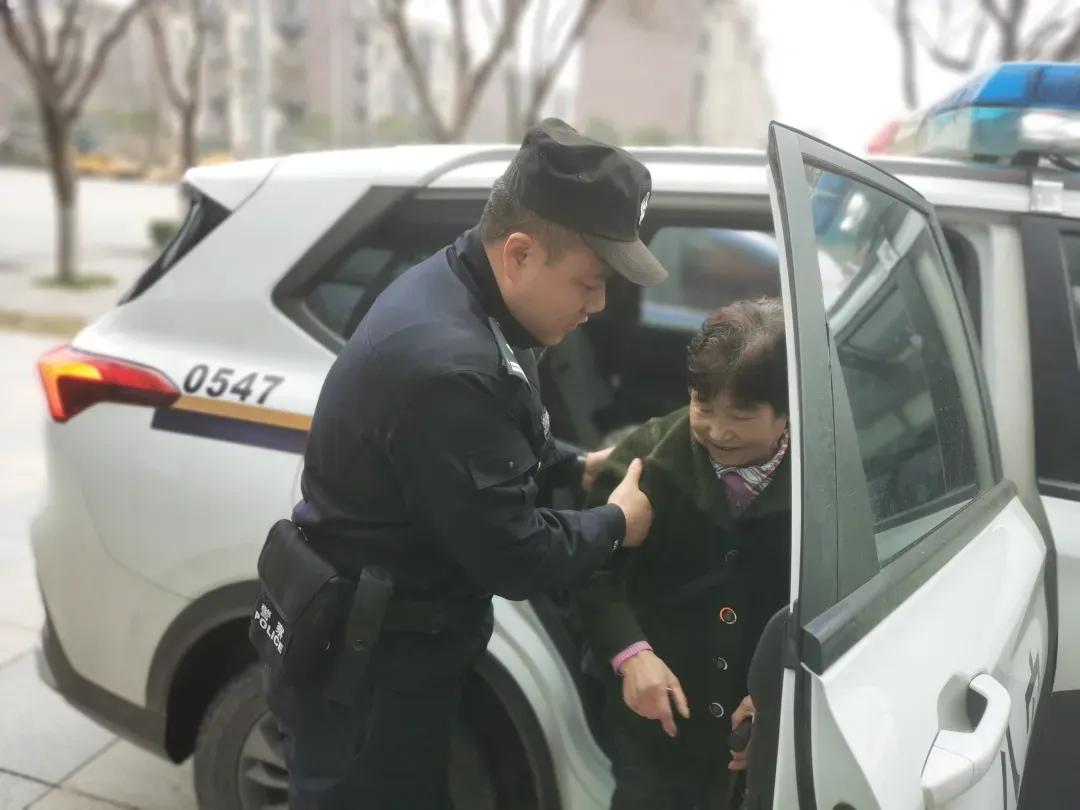 贴心，暖心！民警连续救助两位走失老人

小事暖民心，救助显担当。近日，公安西咸新