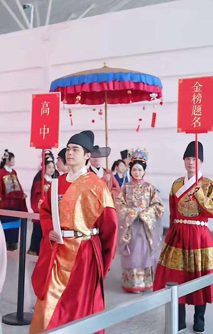 汉服回归机场，不仅是服饰复兴，更是文明在场！姑娘们一礼一仪，复现的是华夏风骨，唤