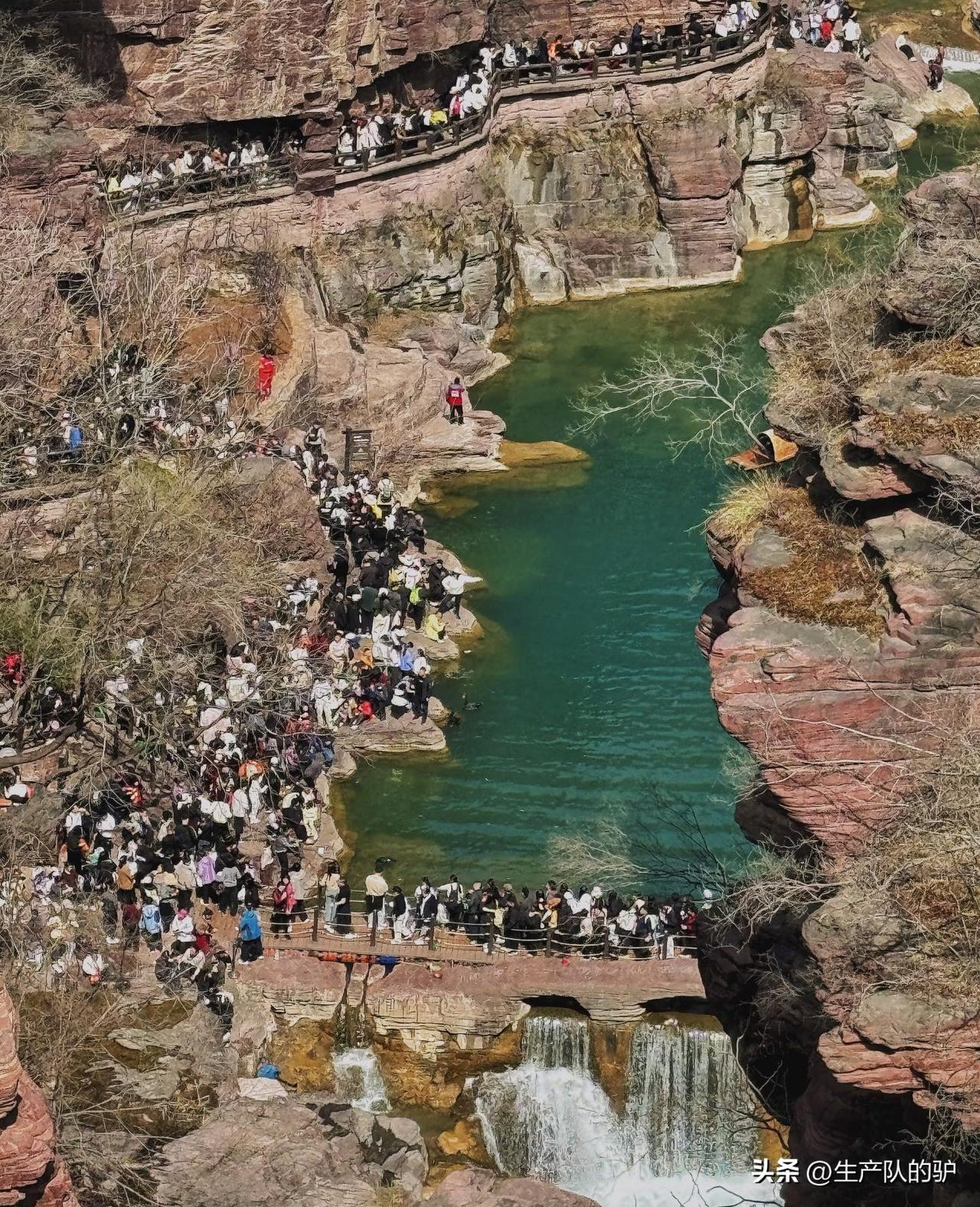 云台山劝退
本计划早八点出发，九十公里的路程，心想十点必到。没想到车在离岸上服务