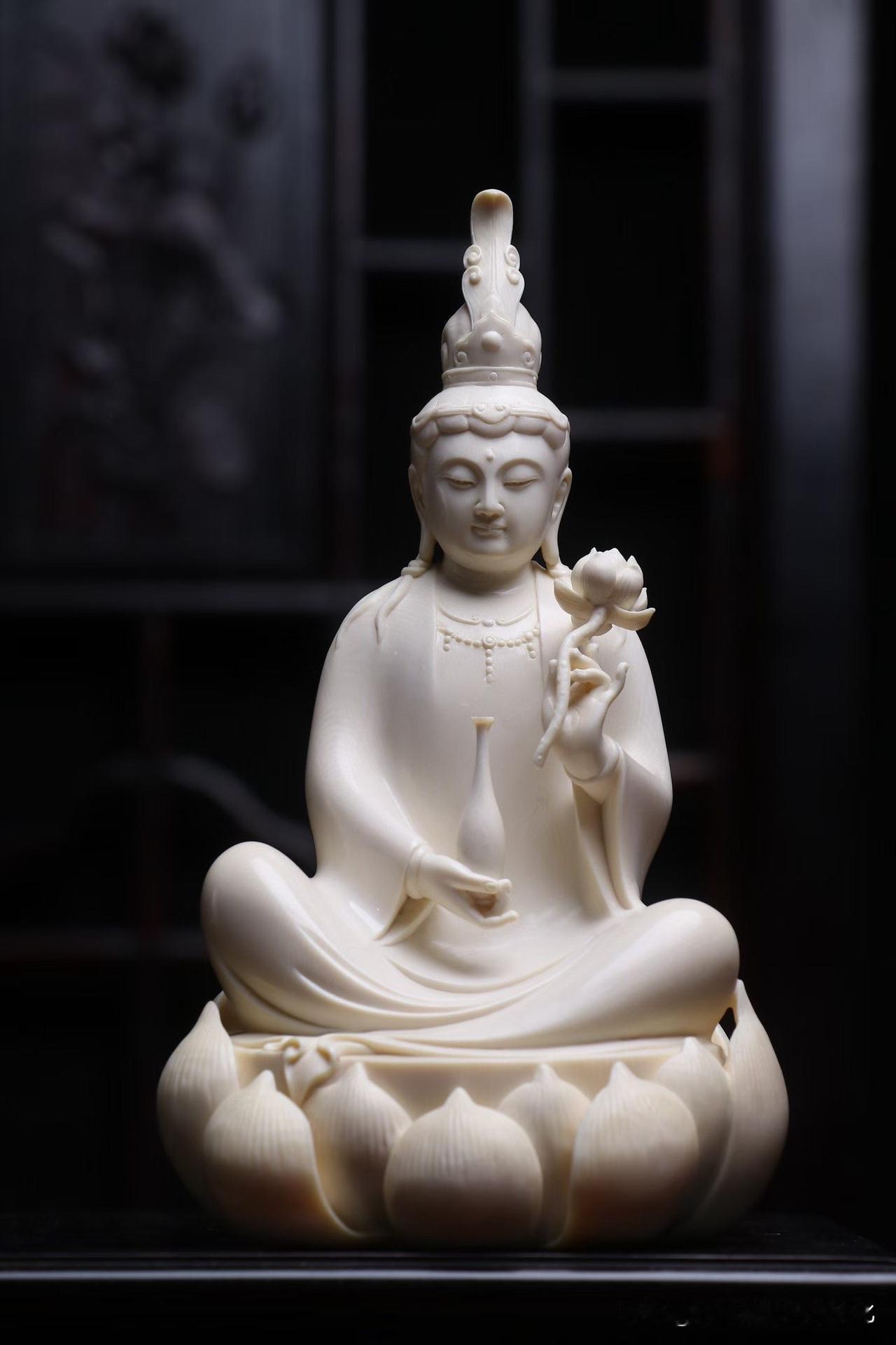 有些美，不在繁复，而在一份清静从容。

观音端坐莲台，双目微合，神态安然。宝冠、