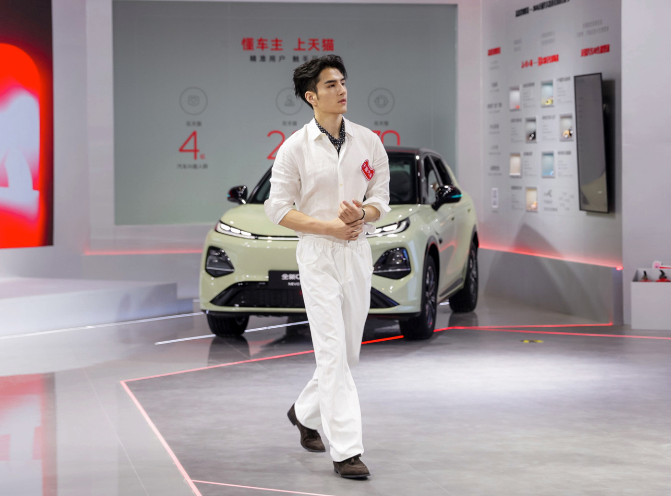 百亿车补认准天猫天猫卖整车了谁懂啊！逛天猫车展直接被一众帅哥狠狠拿捏，颜值在线超