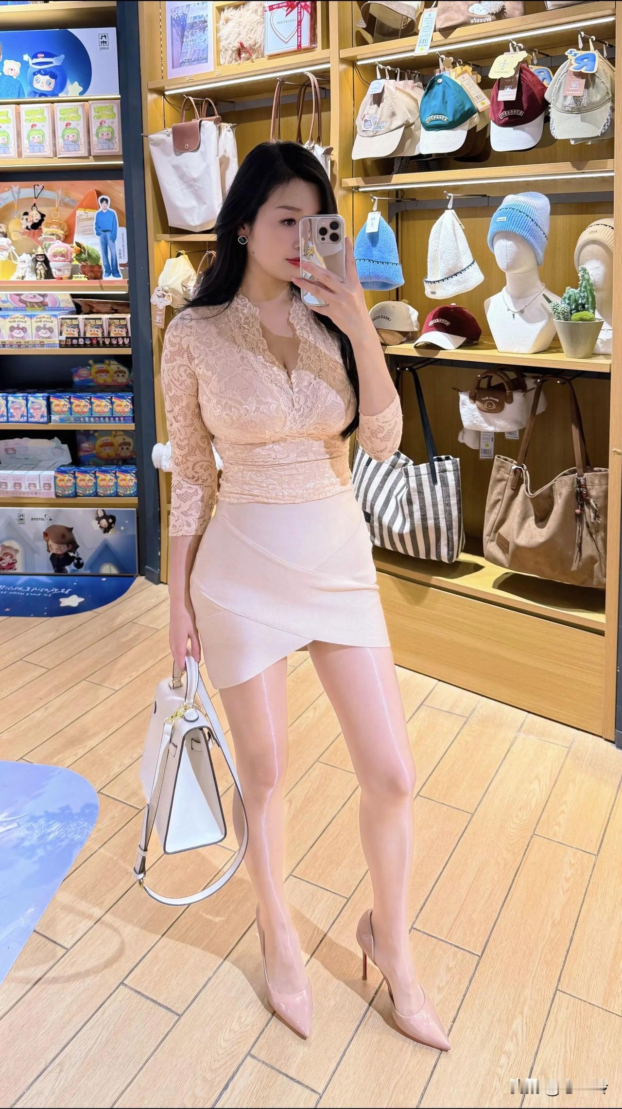 这美女在商场里展示她的新裙子。