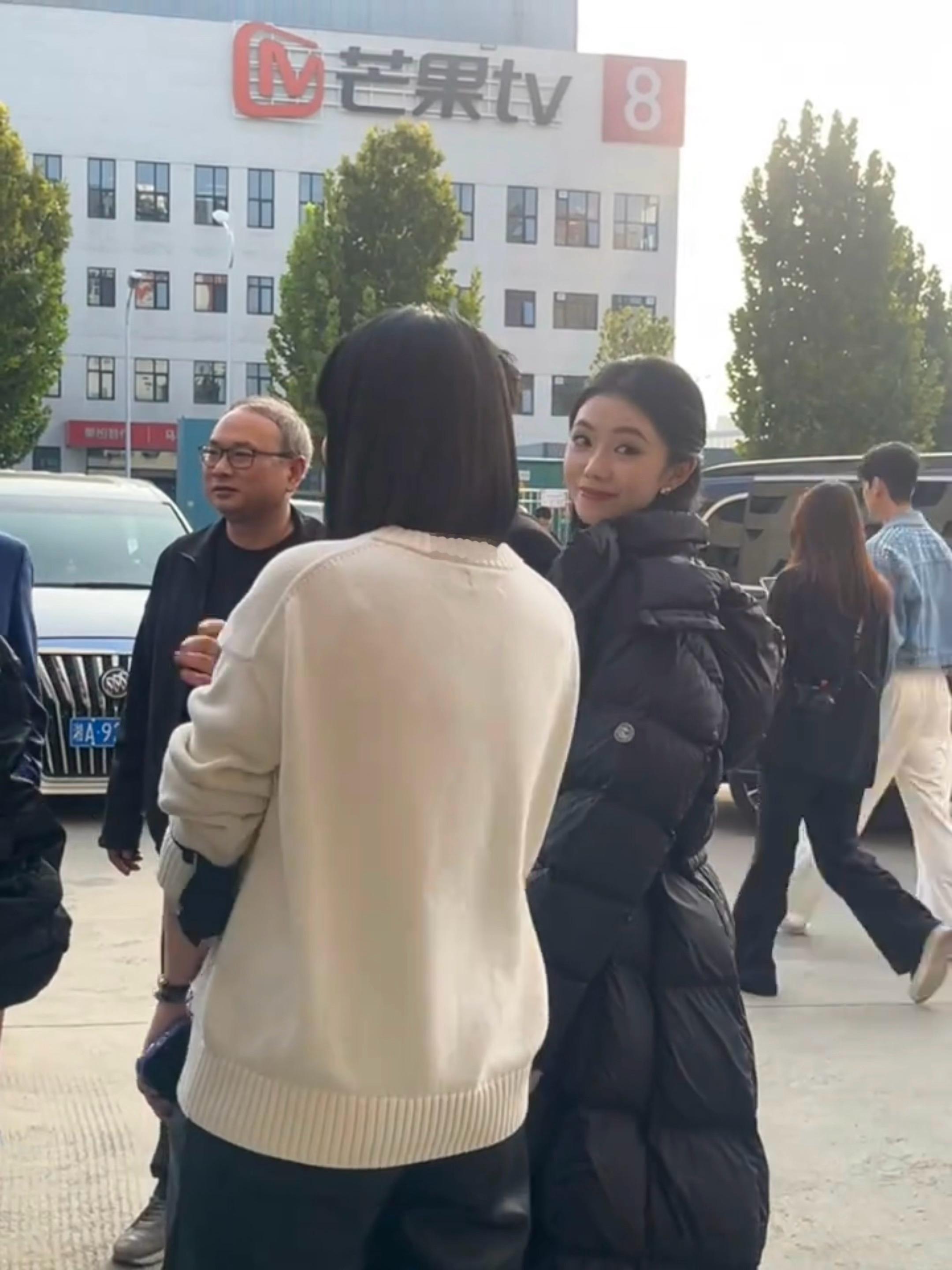 存是我见到第一个能把这种长筒米其林羽绒服穿出“挺拔”这个效果的…. ​​​