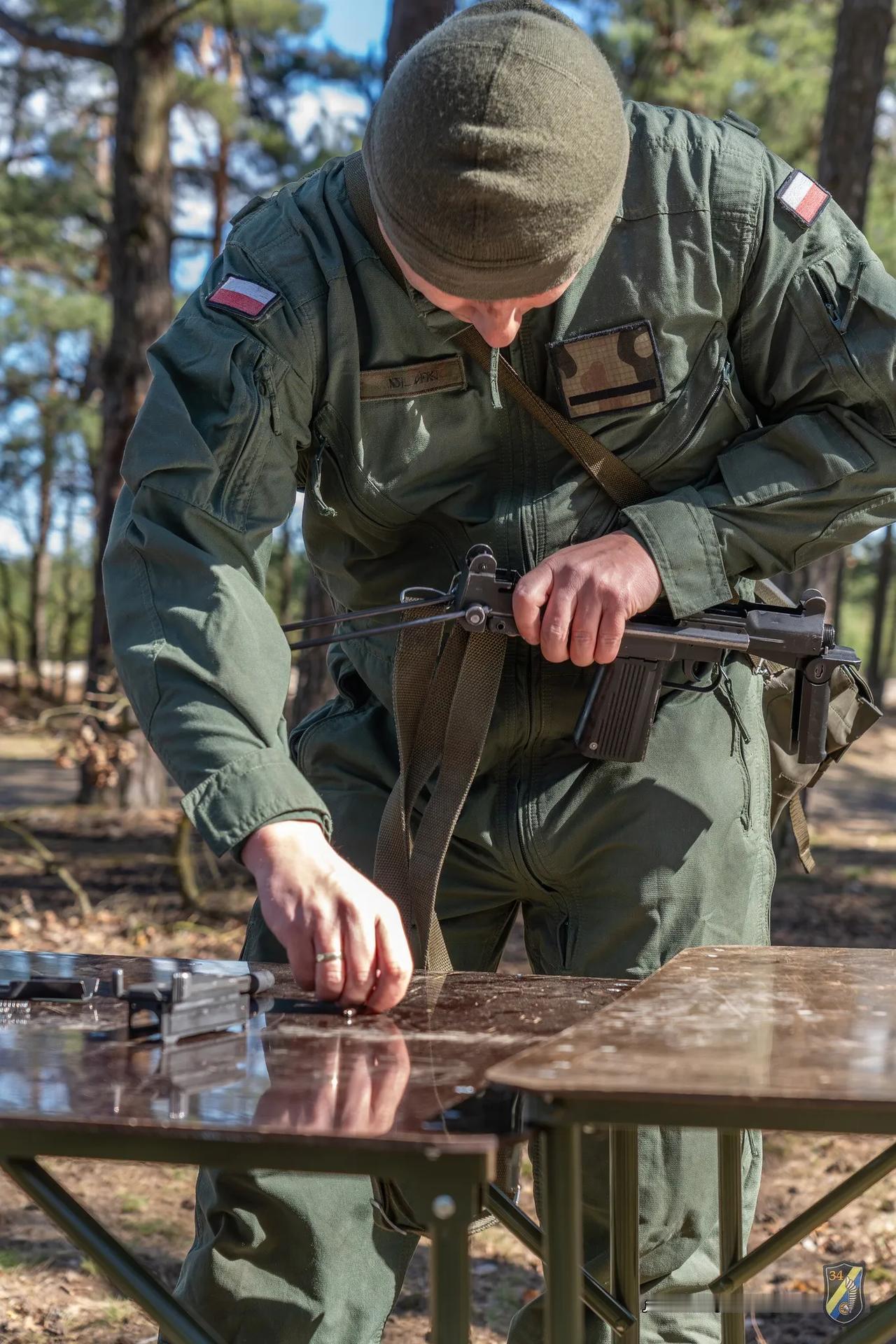 波兰装甲兵与国产pm冲锋枪