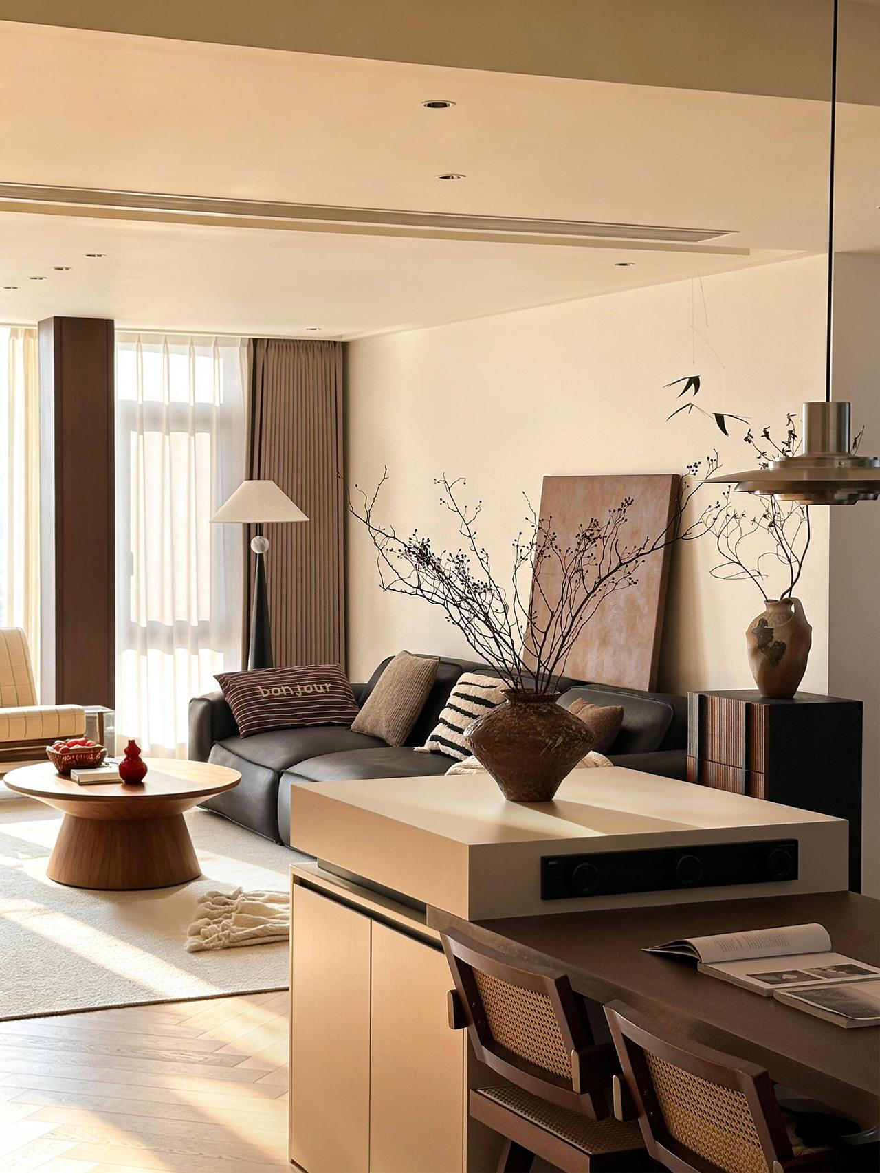 坐标合肥，屋主是一对很有品味的年轻小夫妻。建面200㎡，套内180㎡，三室两厅三
