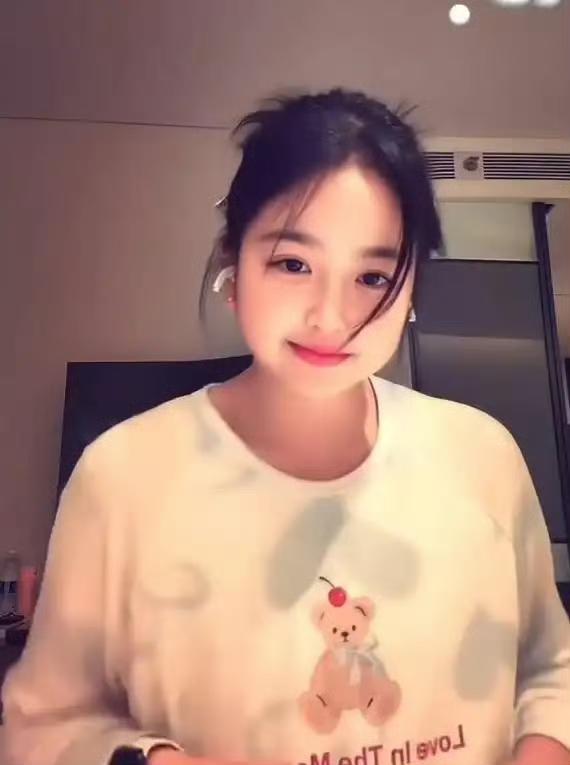 包贝儿的女儿小时候真的不漂亮，但是没想到现在十岁的她居然长得如此像鬼鬼吴映洁，都