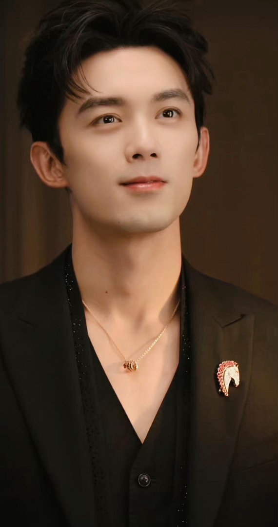 吴磊的双喉结 吴磊的双喉结，是连医美都复制不了的天生优势。一个喉结已经够撩人，两