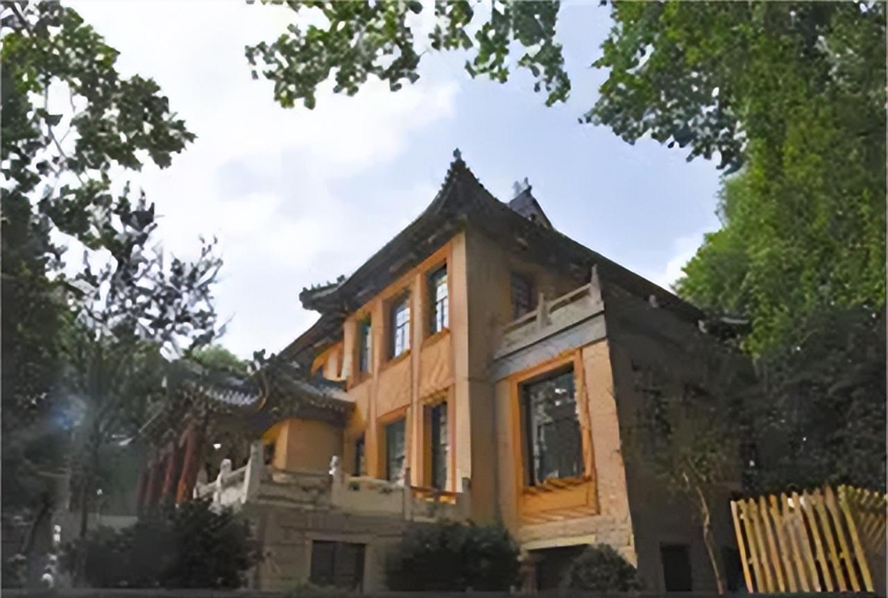 1947年11月12日，石家庄迎来了全市解放。

彼时街道上还散落着炮弹壳，工厂