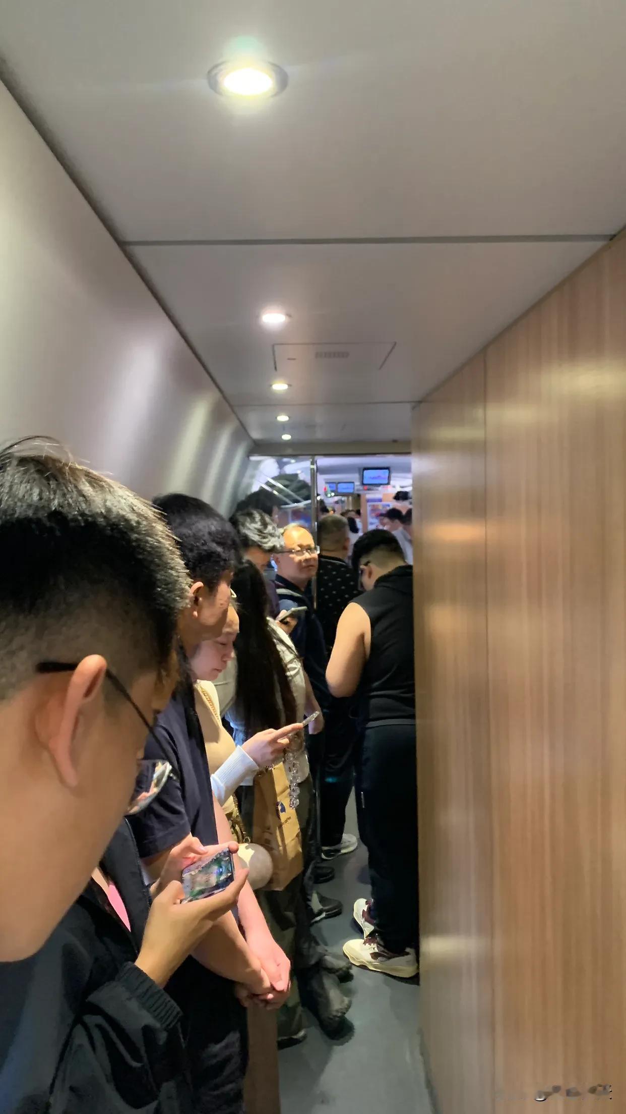 前天有事去安阳，中午订票结果一看到安阳票已经售完了，赶紧买了一张郑州东，上了车在