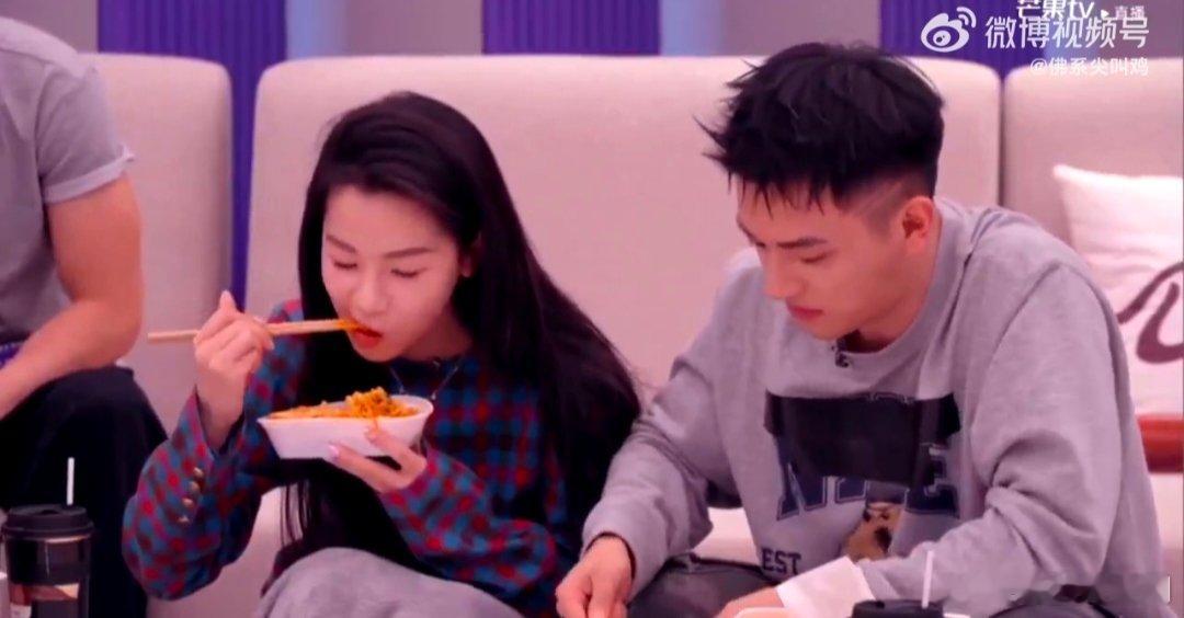 谢睿宋宇航声鸣远扬吃播主包声鸣远扬训练室 笑不活了！谢睿和宋宇航吃爆辣火鸡面像在