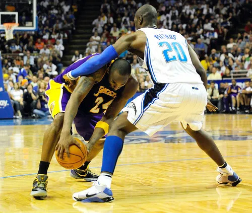 Kobe Bryant 发现空间 突科比