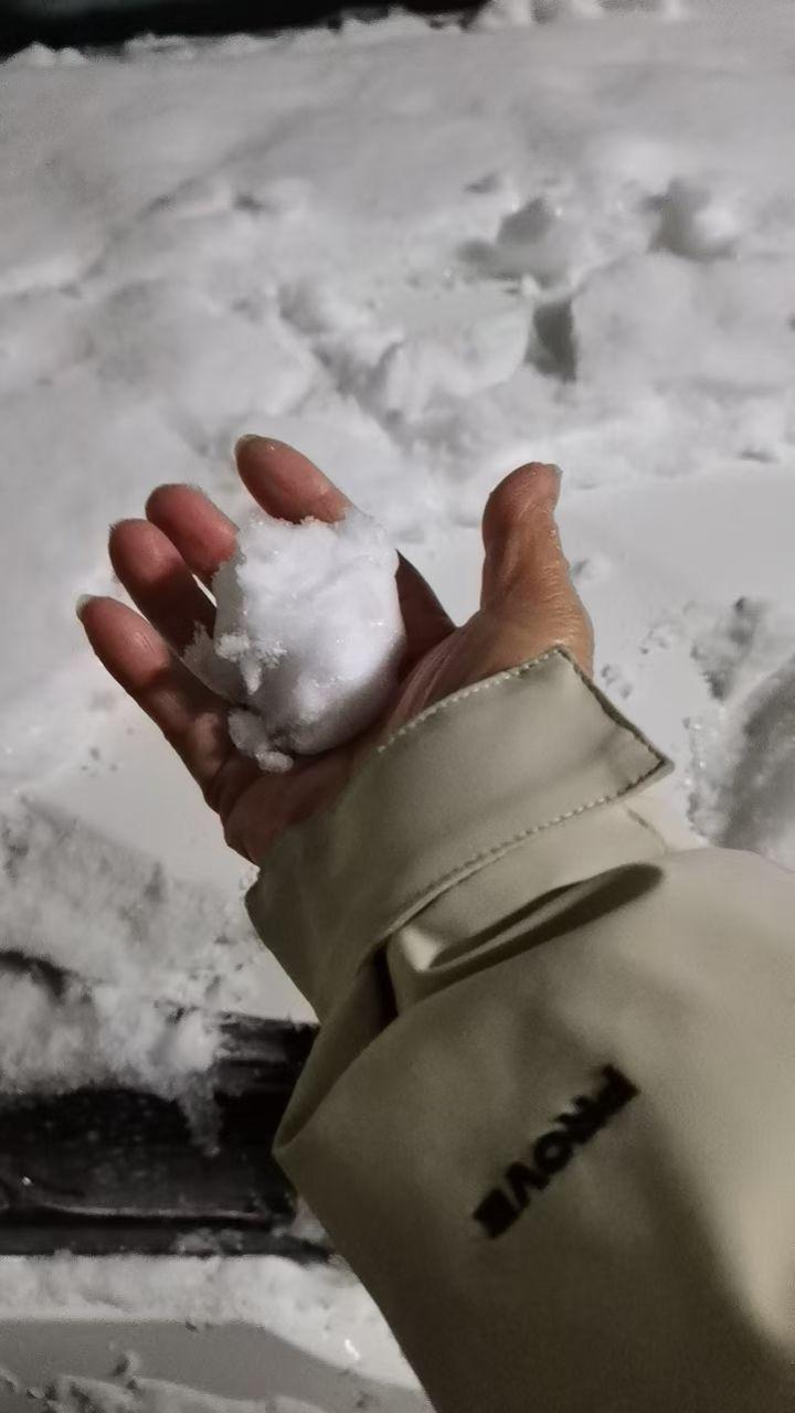 能让中年女人改变消费观念
不是“老了想吃咬不动
想穿不好看”
而是全心全意替别人