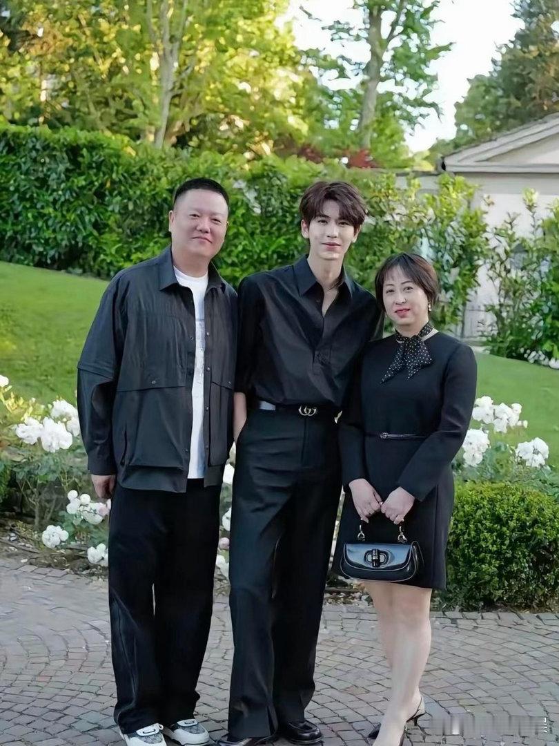 张凌赫妈妈晒与儿子合影，全家福首曝光 