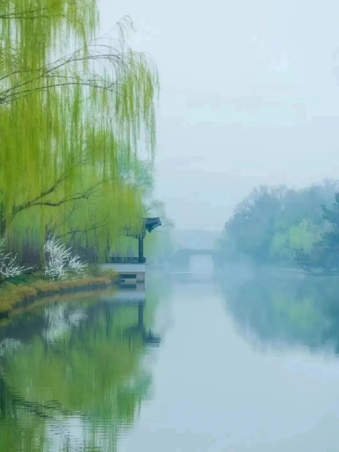 上联：风语河畔柳，
下联：雨吟墙外花，
下联：雪映江心月。