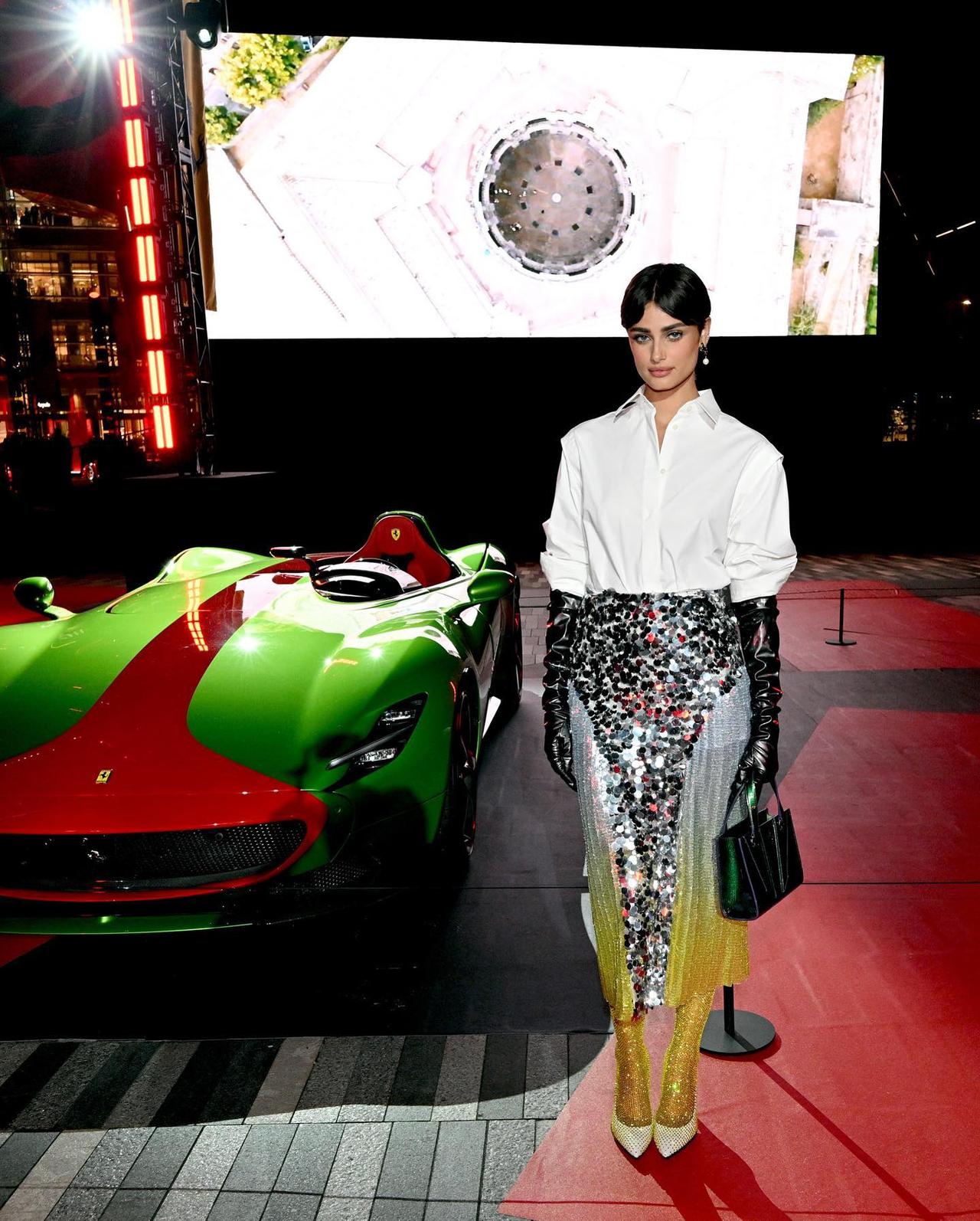 维密超模 Taylor Hill 去做车模了；