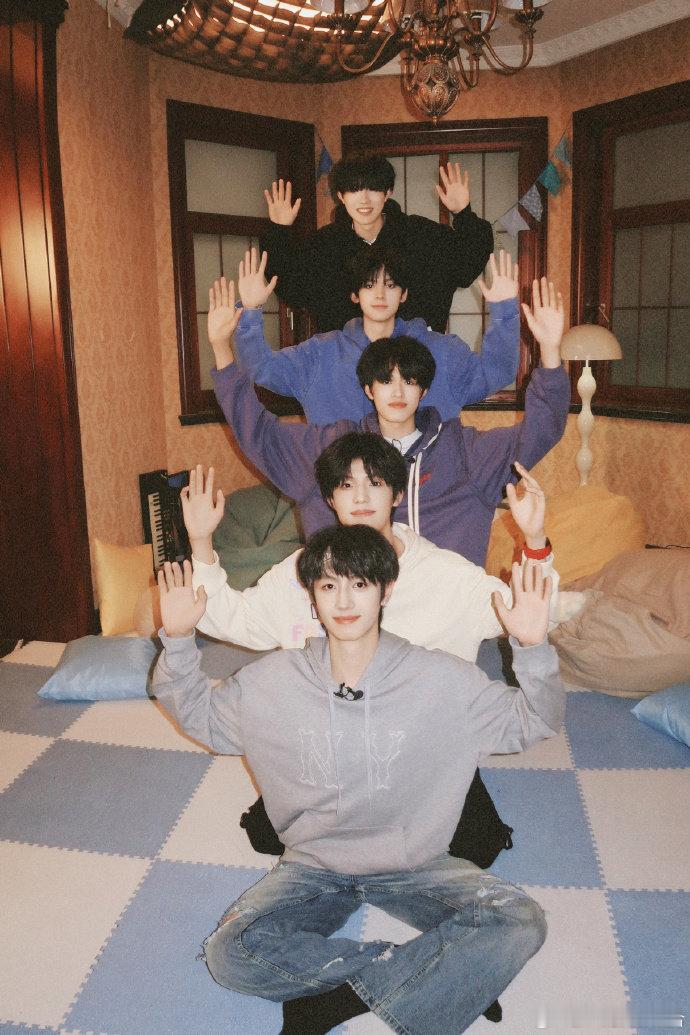 #记录抽象的登陆少年#​​​#登陆少年串成一串快乐翻翻# ​​​周末时光，零食和