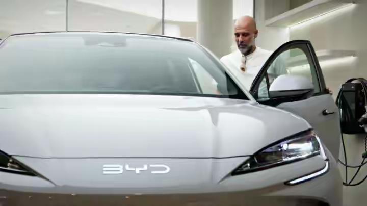 恭喜曼城主教练瓜迪奥拉喜提一辆BYD汽车，瓜迪奥拉表示之前试驾过这辆汽车，对于汽