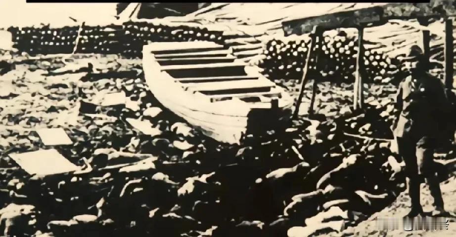 这是南京大屠杀后，被日本鬼子丢弃在秦淮河边同胞尸体，这些尸体遍布河滩，宛如人间炼