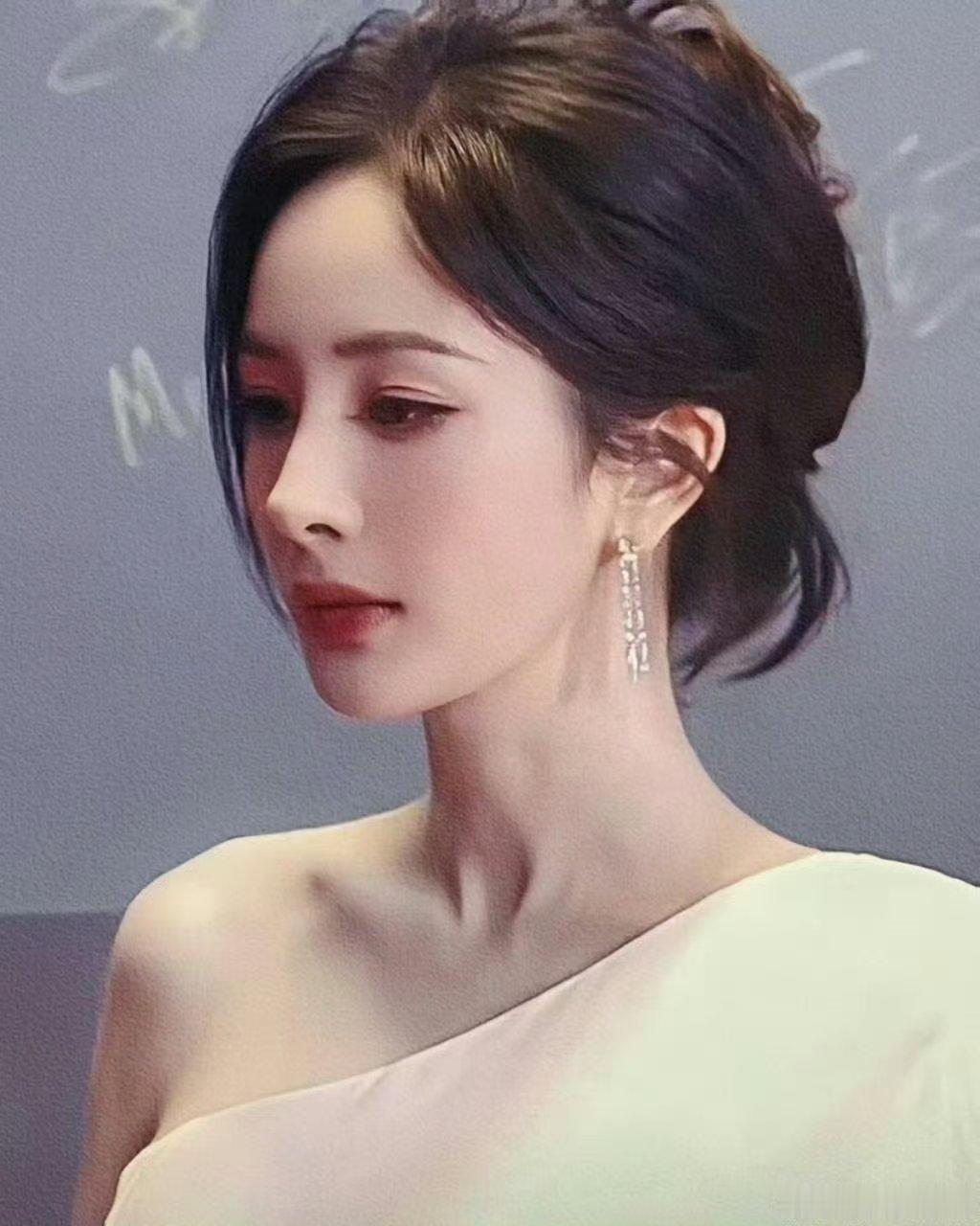 杨幂私下性格好鲜活不是所有人都敢这么真实做自己的，褪去镜头前的强势气场，私下松弛
