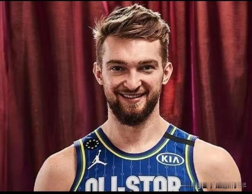 NBA今日经典：国王战灰熊。
灰熊身穿红色秋衣，看着真不习惯，国王黑色也不习惯，